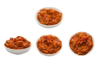 Beyaz arka planda izole edilmiş bir kasede sebze güveci.. 