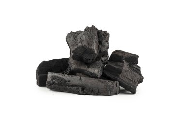Beyaz arka planda siyah meşe kömürü izole edilmiş. 