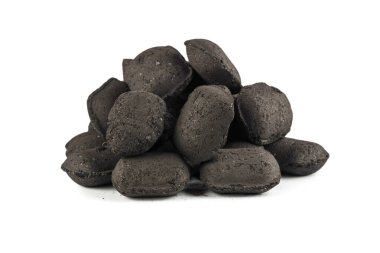 Beyaz arka planda siyah meşe kömürü izole edilmiş. 