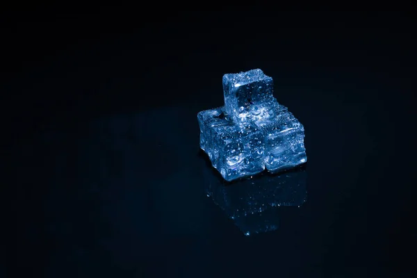 Eiskristallwürfel Auf Schwarzem Hintergrund Platz Für Text Oder Design — Stockfoto