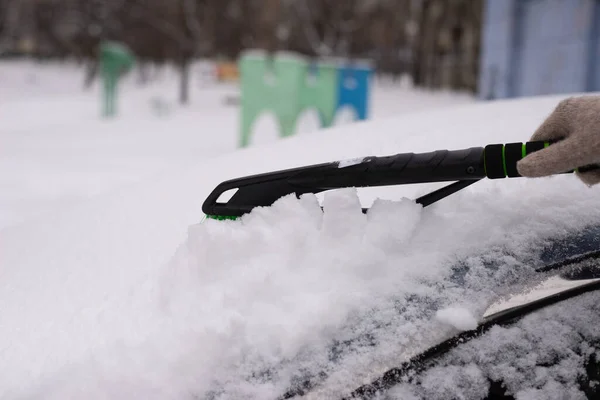 Kar Temizleme Karlı Araba Kadın Arabayı Kardan Temizliyor — Stok fotoğraf