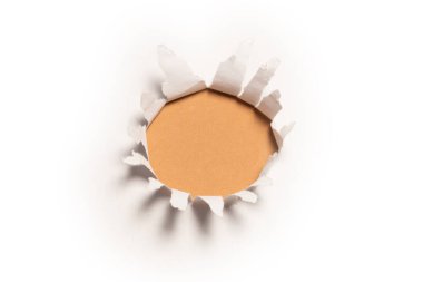 Turuncu arkaplandaki beyaz kağıtta bir delik, boşluğu kopyala. 