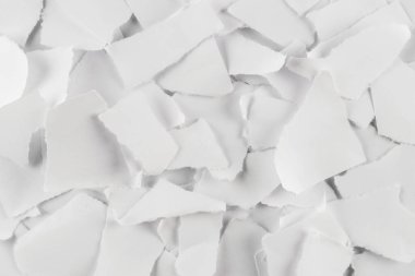 Boş beyaz kağıt parçaları izole edilmiş. Metin veya tasarım için boşluk. 