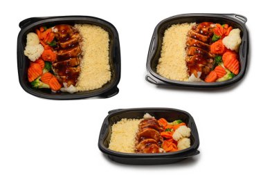 Konteynırda yemek hazır. Teriyaki soslu haşlanmış tavuk, haşlanmış havuç, lahana ve yulaf lapası. Beyaz bir arkaplanda izole edilmiş. 