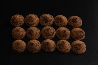 Siyah arka planda çikolatalı trüf. Çikolatalı şekerler.. 