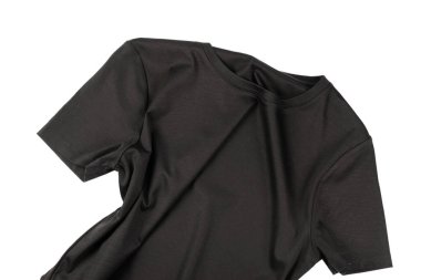 Beyaz bir arkaplanda siyah bir pamuk tişört.. 