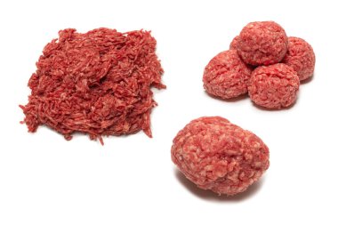 Beyaz arkaplanda çiğ et topları izole.