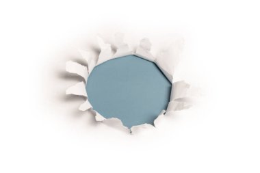 Mavi arkaplandaki beyaz kağıtta bir delik, boşluğu kopyala. 