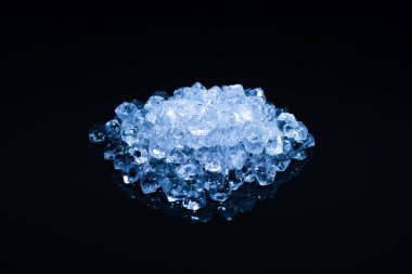 Siyah arkaplanda buz kristal küpleri, metin veya tasarım için boşluk.