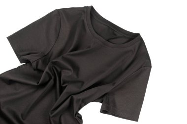 Beyaz bir arkaplanda siyah bir pamuk tişört.. 