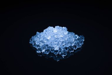 Siyah arkaplanda buz kristal küpleri, metin veya tasarım için boşluk.