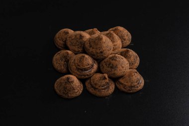 Siyah arka planda çikolatalı trüf. Çikolatalı şekerler.. 