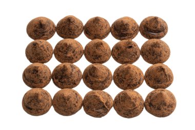 Beyaz arka planda izole edilmiş çikolatalı mantarlar. Çikolatalı şekerler.. 