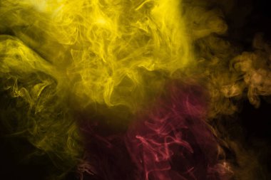 Siyah arka planda sarı ve pembe buhar. Boşluğu kopyala.