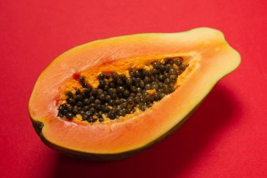 Turuncu arka planda Papaya meyvesi. Tropik meyve. Yarım papaya.. 
