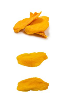Beyaz arka planda izole edilmiş kuru, lezzetli mango dilimleri. Üst görünüm. 