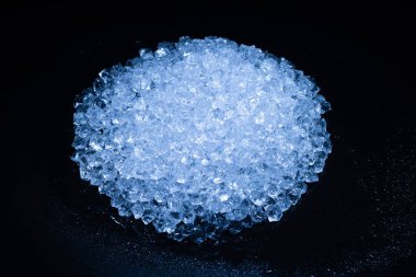 Siyah arkaplanda buz kristal küpleri, metin veya tasarım için boşluk.