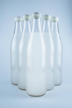 Beyaz arka planda izole edilmiş buzlu gazoz şişesi..