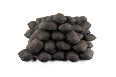 Beyaz arka planda siyah meşe kömürü izole edilmiş. 