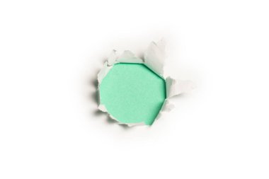 Yeşil arkaplandaki beyaz kağıtta bir delik, boşluğu kopyala. 