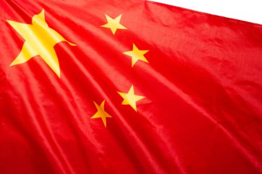 Arka planda Çin bayrağı sallanıyor. İzole edilmiş. 