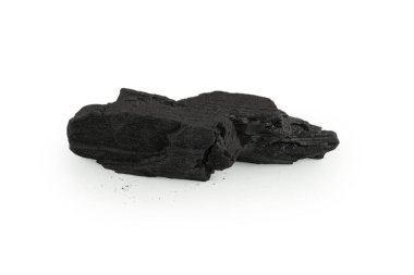 Beyaz arka planda siyah meşe kömürü izole edilmiş. 
