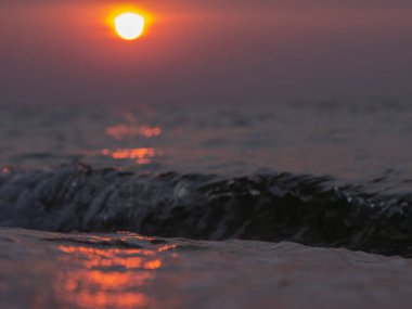 Sahilde güzel bir gün batımı. Yaz günbatımı ve deniz dalgaları