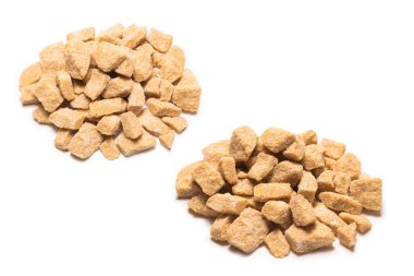 Kahverengi şeker parçaları beyaz arkaplanda izole edilmiş.