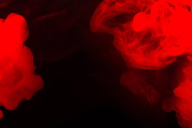 Siyah arka planda kırmızı buhar. Boşluğu kopyala.