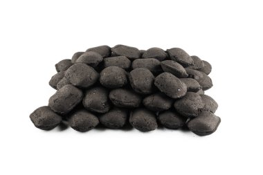 Beyaz arka planda siyah meşe kömürü izole edilmiş. 