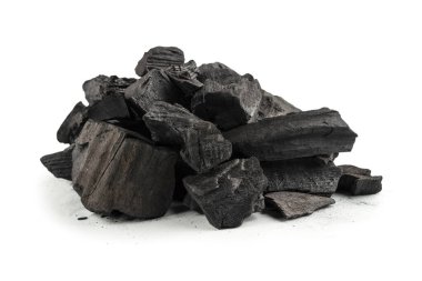 Beyaz arka planda siyah meşe kömürü izole edilmiş. 