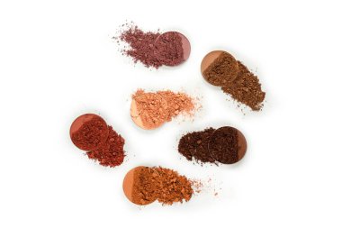 Makyaj malzemeleri. Göz farı ezilmiş palet, beyaz arka planda izole edilmiş renkli göz farı tozu..