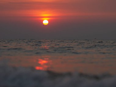Sahilde güzel bir gün batımı. Yaz günbatımı ve deniz dalgaları