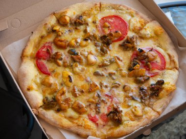 Arka plan olarak deniz ürünleri pizzası. Üst manzara, abur cubur..