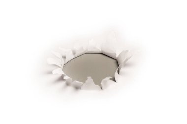 Gri arkaplandaki beyaz kağıtta bir delik, boşluğu kopyala. 