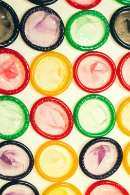 Renkli prezervatifler. Üst görünüm. 