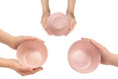 Beyaz arka planda izole edilmiş pembe tabak kadının ellerinde..