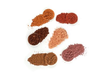 Makyaj malzemeleri. Göz farı ezilmiş palet, beyaz arka planda izole edilmiş renkli göz farı tozu..