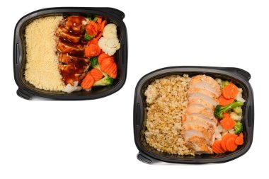 Konteynırda yemek hazır. Teriyaki soslu haşlanmış tavuk, haşlanmış havuç, lahana ve yulaf lapası. Beyaz bir arkaplanda izole edilmiş. 