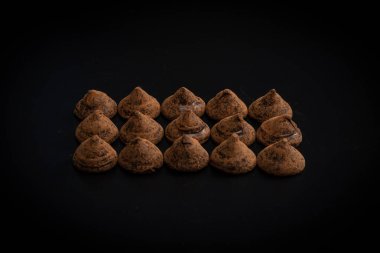 Siyah arka planda çikolatalı trüf. Çikolatalı şekerler.. 