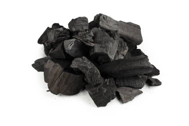 Beyaz arka planda siyah meşe kömürü izole edilmiş. 