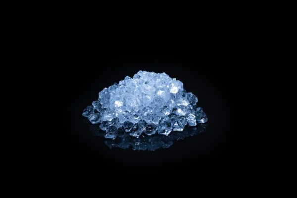 Siyah Arkaplanda Buz Kristal Küpleri Metin Veya Tasarım Için Boşluk — Stok fotoğraf