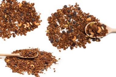 Tahta kaşıkta fındıklı çikolatalı tahıl gevreği. Beyaz arka planda izole edilmiş.