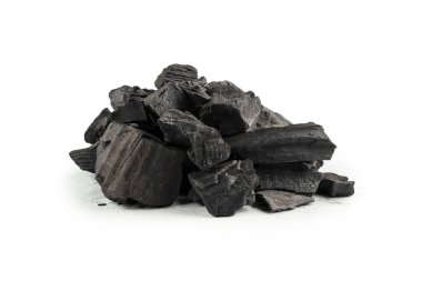 Beyaz arka planda siyah meşe kömürü izole edilmiş. 