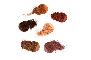 Makyaj malzemeleri. Göz farı ezilmiş palet, beyaz arka planda izole edilmiş renkli göz farı tozu..