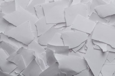 Arkaplan olarak boş beyaz kağıt parçaları. Metin veya tasarım için boşluk. 