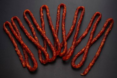 Cabanossi, siyah arka planda izole edilmiş kuru sosis.. 