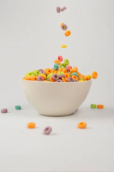 Colorida Caja Cereales Para Desayuno Mañana Copos Maíz Cayendo Tazón — Foto de Stock