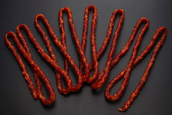 Cabanossi, siyah arka planda izole edilmiş kuru sosis.. 