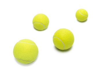 Beyaz arkaplanda izole edilmiş tenis topları. 
